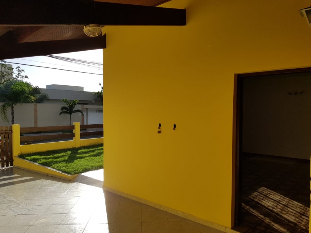 CASA COM 03 DORMITÓRIOS, SENDO
